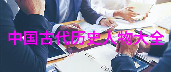 人物在2025年春节假期放假时间表中寻找7月的节日庆祝方式